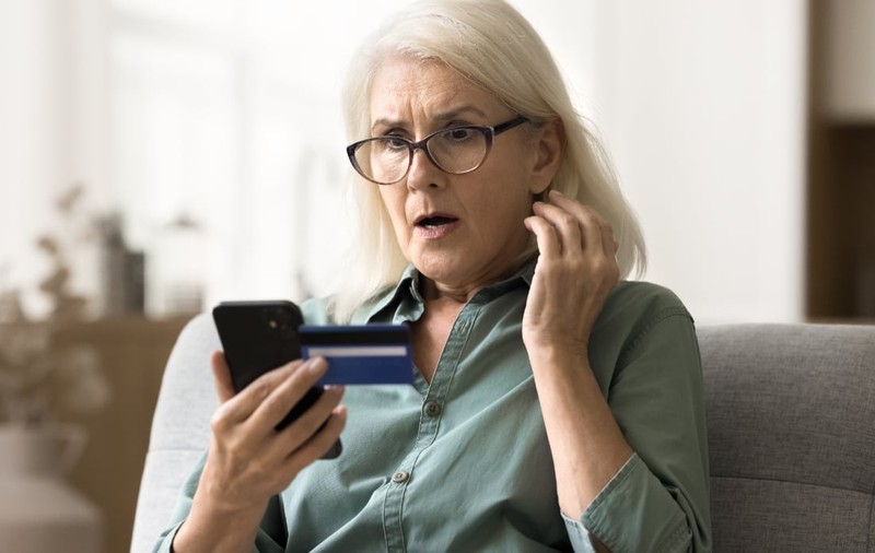 O pensionară s-a trezit cu o factură de peste 16.600 de euro după ce și-a sunat soțul din vacanță: „Primesc doar 943 de euro pensie”