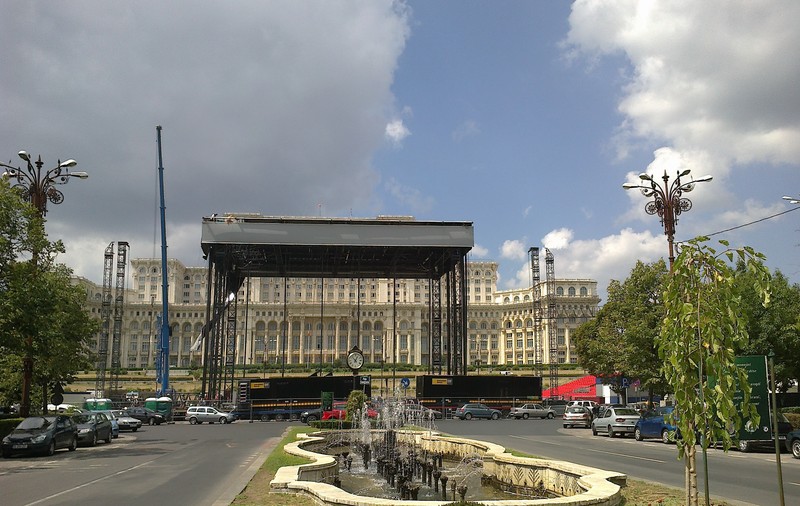 De trei zile se lucrează la scena pe care va cânta Lady Gaga la Bucureşti!