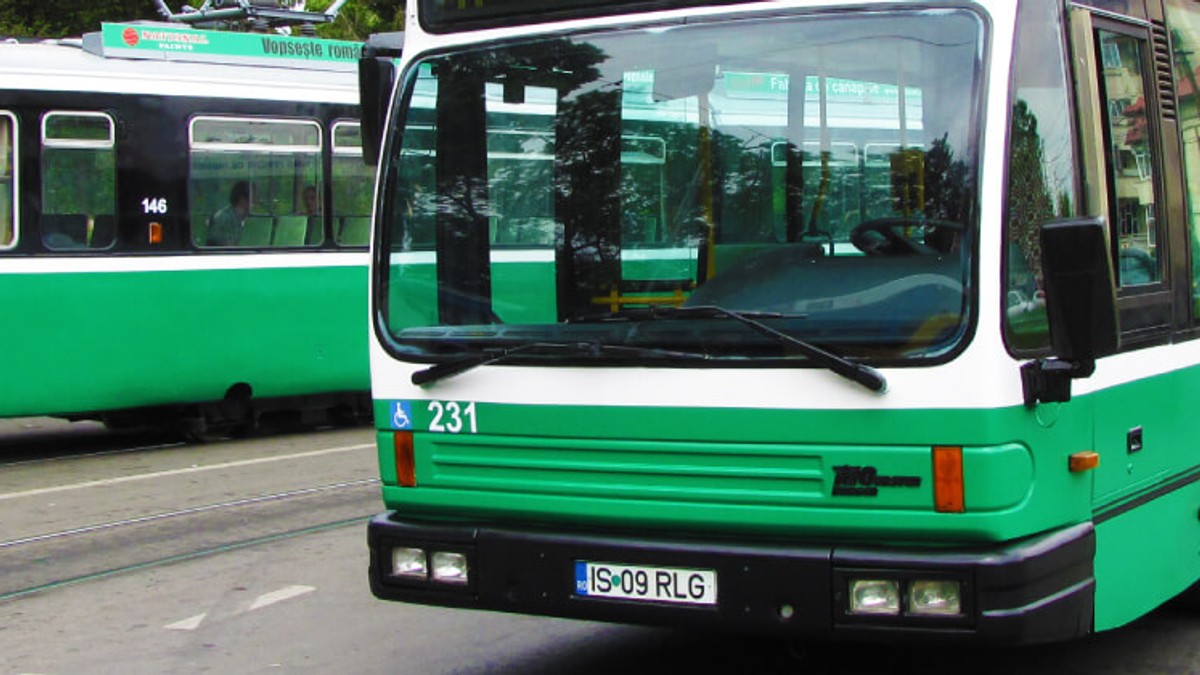 O femeie a fost lovită de un autobuz care nu avea frâna de mână trasă, în Iași. Autobuzul a izbit o altă mașină și o tonetă cu pepeni