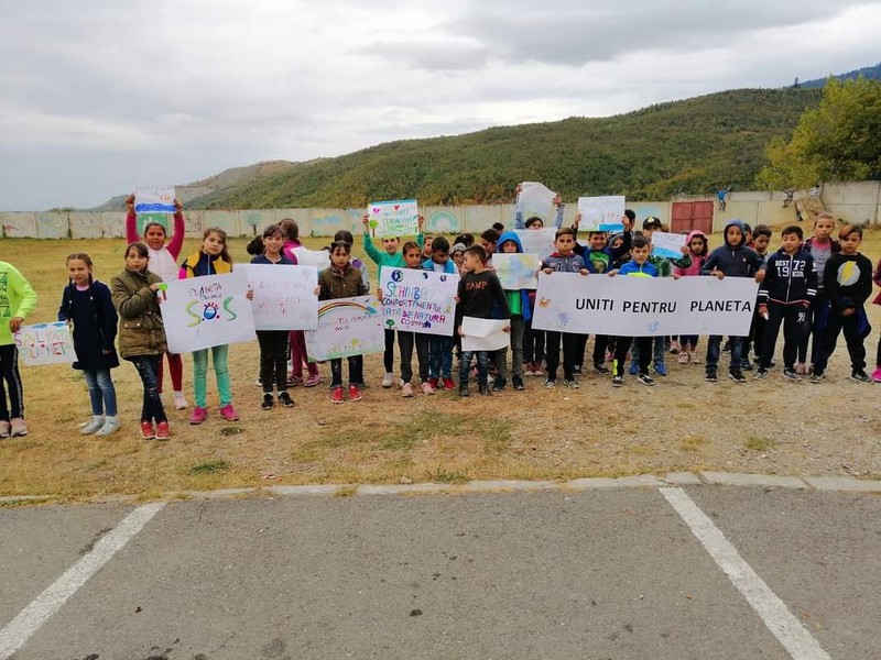 Evenimentul pentru mediu organizat pe străzile din Gârcini, Brașov, de grupa de grădiniță a Ancăi Mezei