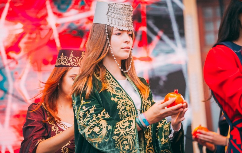A fost spectacol pe strada Armenească! Bucureștenii au băut vin de rodii și au mâncat delicatese armenești cu vișine