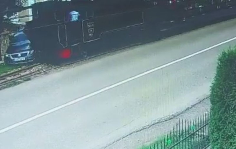 Mocănița de la Moldovița a deraiat din cauza unei șoferițe care nu s-a asigurat - VIDEO