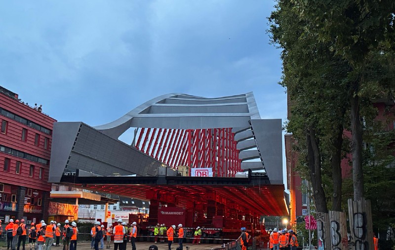 Un pod de 3.700 de tone și lung de 108 metri a fost mutat pe 1.000 de roți și instalat cu succes în Germania: A înlocuit o structură veche de 100 de ani
