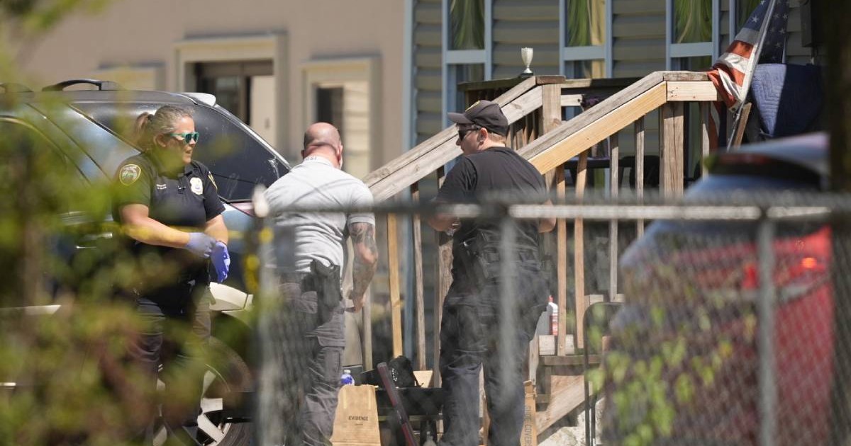 Poliția lucrează în fața unei case din Shreveport, Louisiana, una dintre locațiile legate de atacul armat în masă de duminică, 19 aprilie 2026.