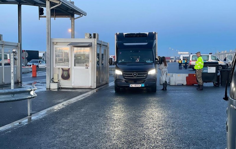 Haine de firmă care ar fi contrafăcute, în valoare de peste 800.000 de euro, confiscate în vama Giurgiu