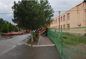 Acoperișul a ajuns în mijlocul străzii