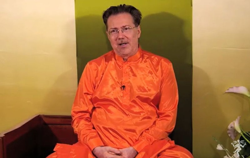 Narcis Tarcău, guru din Bacău. Cum a ajuns un român, în noul serial Netflix, pe post de abuzator sexual sub numele de Swami Vivekananda Saraswati