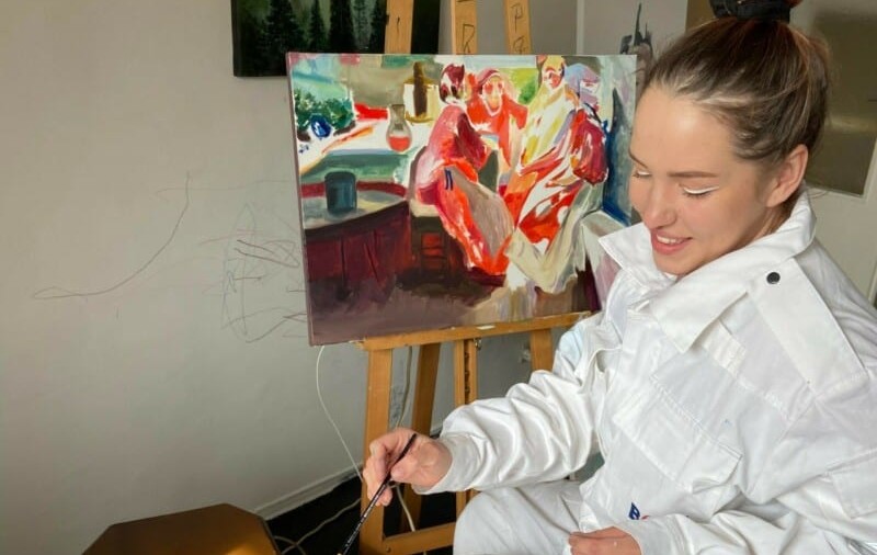 La 1 an de când s-a refugiat, Kseniya mulțumește clujenilor pentru TABLOURILE cumpărate. Vrea să țină ATELIERE de Art Therapy