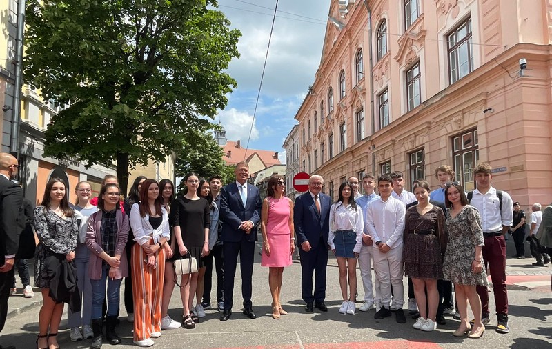 Klaus Iohannis, către elevii care îl așteptau pentru poză în Sibiu, alături de Carmen Iohannis: „Vedeți că până și greva are ceva avantaje”