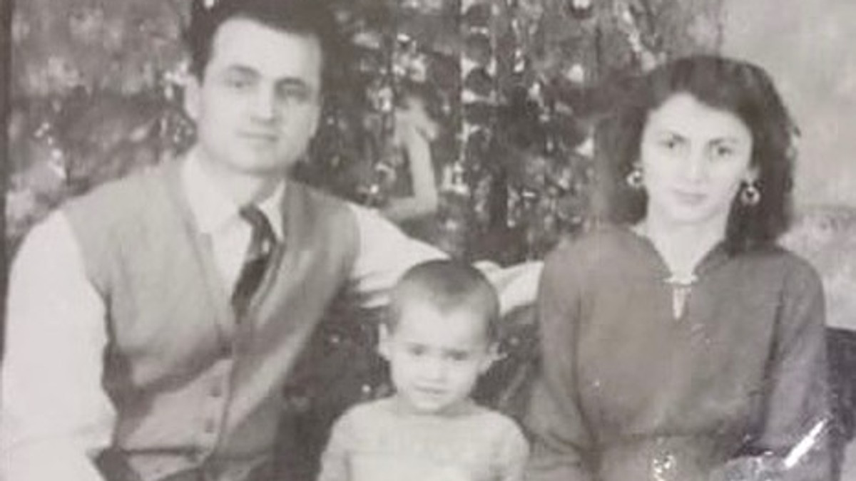 Nadia, alături de părinții Gheorghe și Ștefania, pe când avea 2 ani