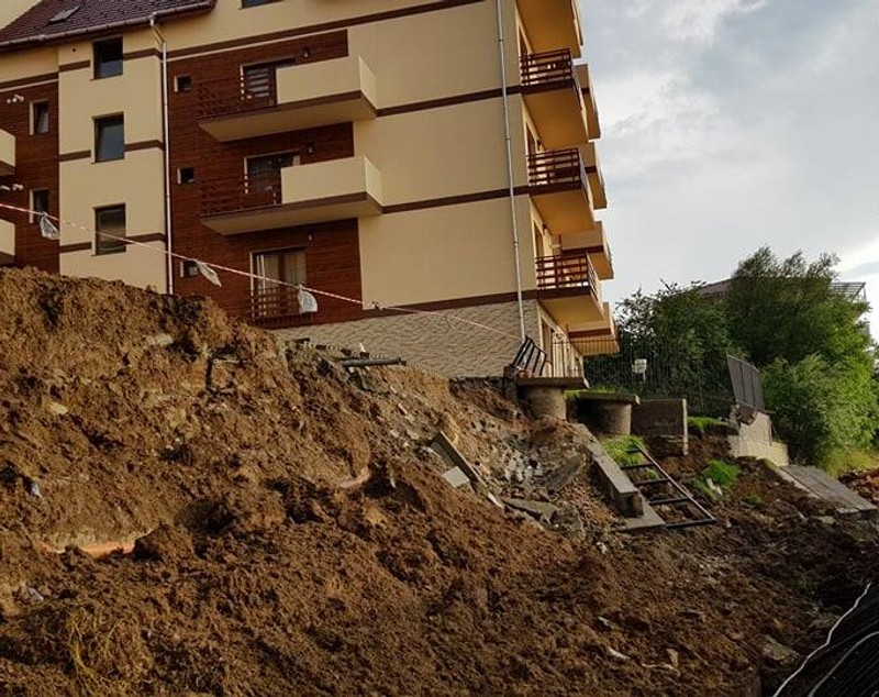 Alunecare de teren în Sibiu. Locatarii unui bloc au fost mutați, după ce pământul a luat-o la vale