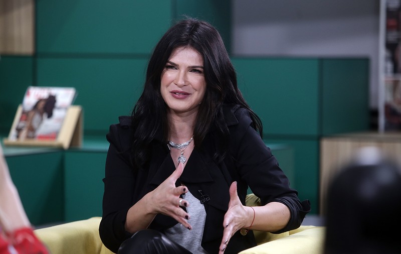 După ce s-a școlit la Hollywood, Monica Bârlădeanu fură meserie și de la regizorii români!