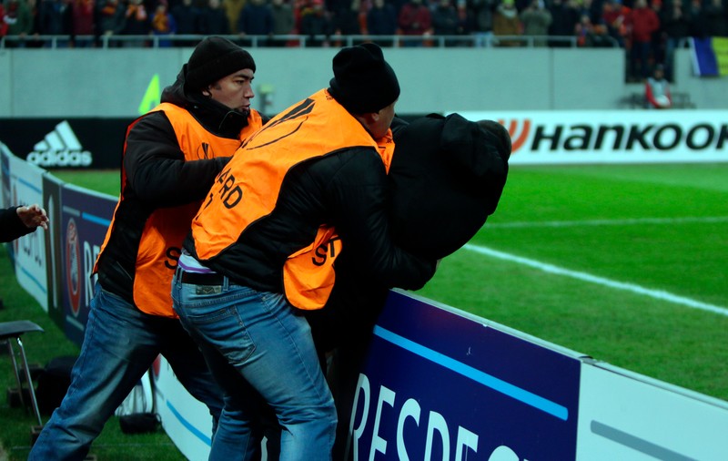 Steagul Romei a fost furat de către un fan al Astrei, pe ”Național Arena”! Cum s-a soldat scandalul! / VIDEO