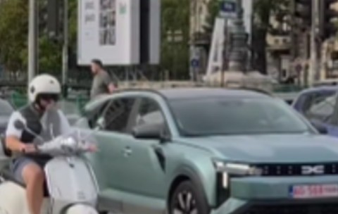 Noua Dacia, scoasă în probe pe străzile din București! Ultimele imagini cu modelul