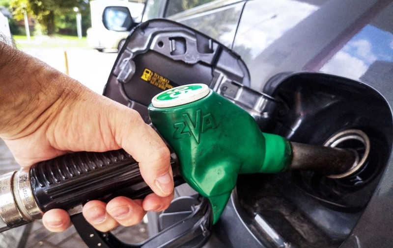 Benzina și motorina s-au scumpit luni, 16 martie 2026, comparativ cu ziua de vineri. Cât costă un litru de carburant în București, Cluj, Timișoara, Iași și Constanța