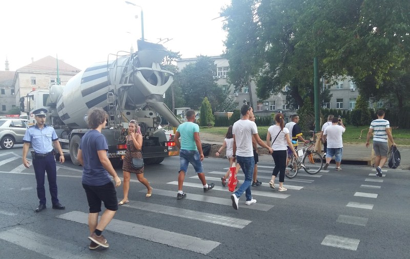 Protest eșuat pe zebră, în centrul Timișoarei. S-a lăsat cu înjurături ca la ușa cortului/ FOTO