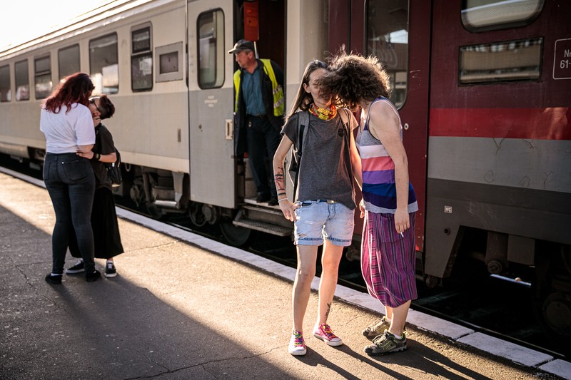 Cătălina și Georgiana în gara din Brașov