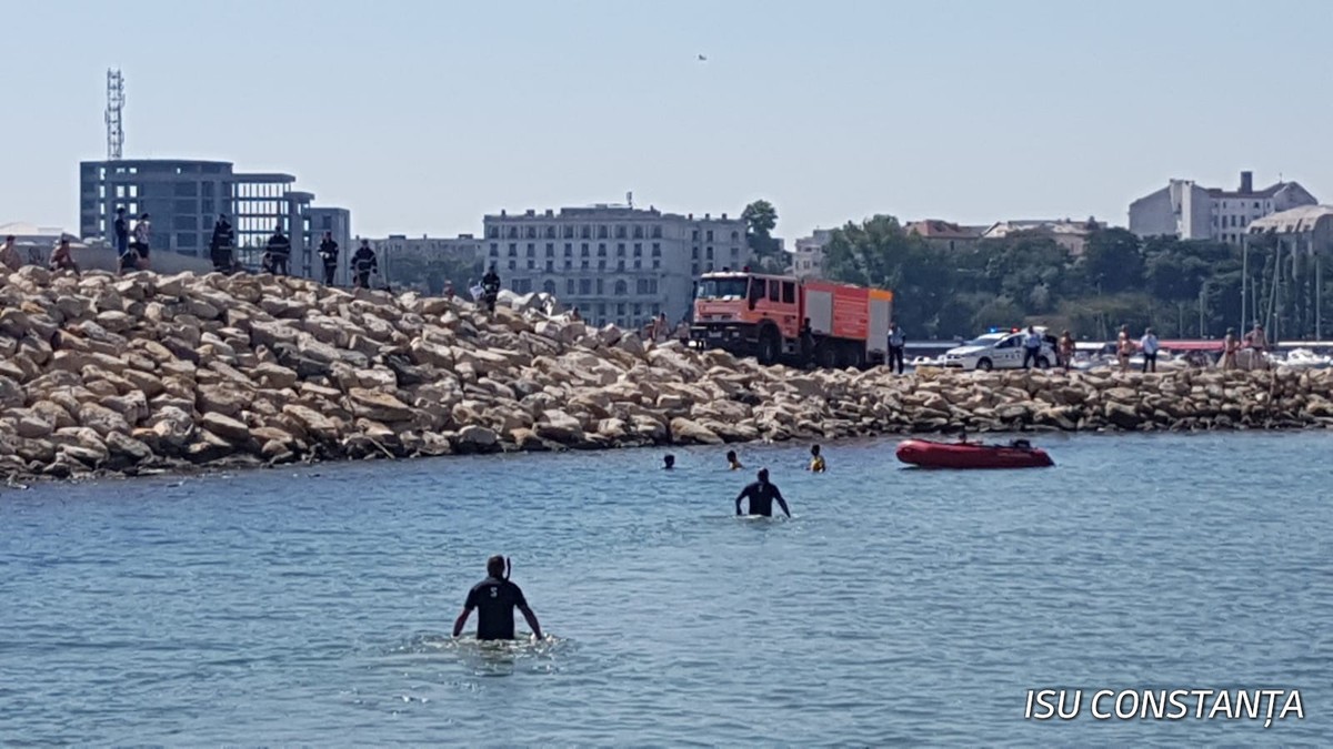 Un băiat de 11 ani a murit înecat pe Plaja Modern din Constanța. Trupul său era prins între stabilopozi