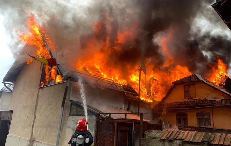 Incendiu puternic la o casă din Brașov. Proprietarul locuinței, mușcat de propriul câine, care s-a speriat de flăcări