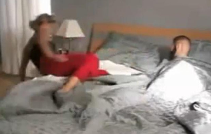 Cea mai TÂMPITĂ GLUMĂ în pat! Uite cum era să îşi omoare iubita | VIDEO