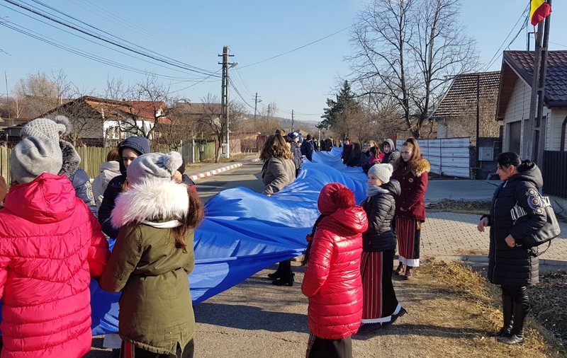 FOTO/ Tricolor de 200 de metri confecționat de elevii unei comune din Buzău, purtat pe străzi de Ziua Națională
