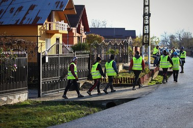 Angajaţi ai Companiei de Demolări Industriale SRL