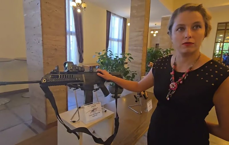 O armă de asalt care funcţionează pe principiul AKM e în faza finală de prototip industrial la Cugir: „Sunt șanse foarte mari să treacă testările” | VIDEO