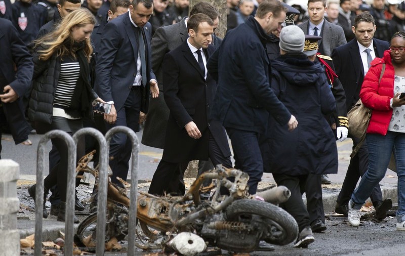 Macron își amână o vizită externă din cauza protestelor din Paris. Pagubele provocate de „Vestele galbene” se ridică la 4 milioane de euro!