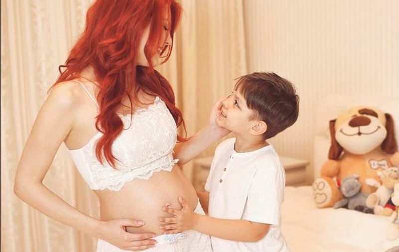 Elena Gheorghe s-a tatuat. Artista este însărcinată în 7 luni. “Niciodată nu am avut curaj…”