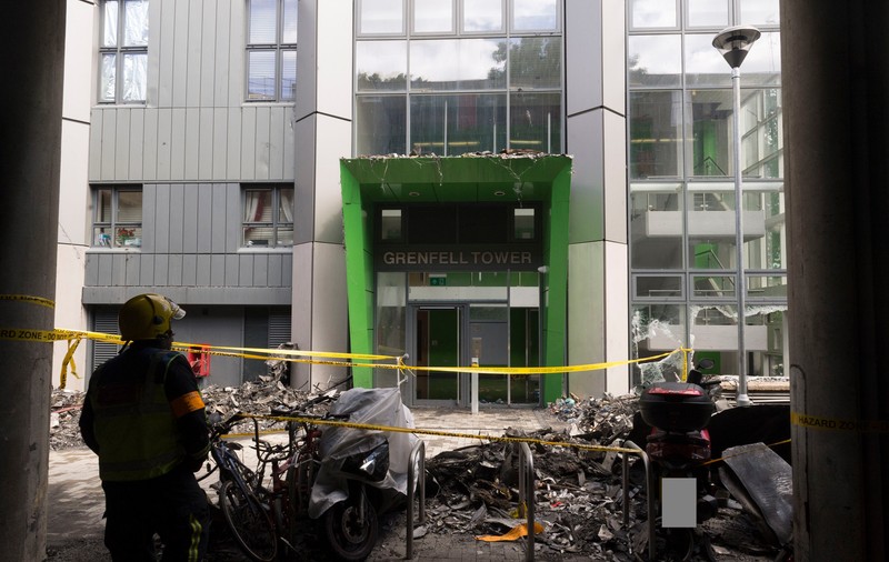 Cel puțin 60 de blocuri-turn din Marea Britanie nu respectă normele de siguranţă pentru incendii