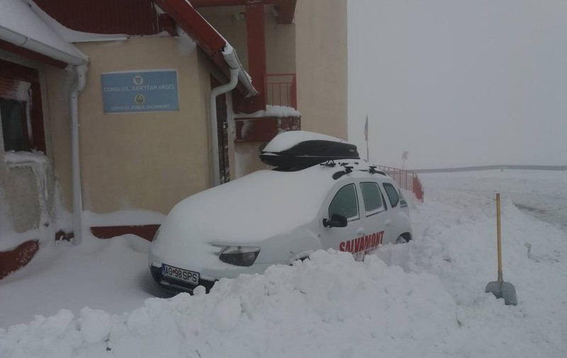 Traficul pe Transfăgărășan, închis din cauza zăpezii. Cinci turiști au rămas blocați | VIDEO