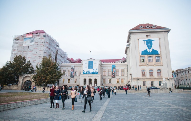 Un student cheltuie cât un salariu minim pe economie pe cazare și masă în marile centre universitare. Clujul, mai scump ca Bucureștiul
