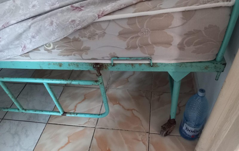 Cei 93 de bătrâni, ținuți în condiții inumane, unii dintre ei cu râie, într-un azil în Prahova, transferați în alte unități