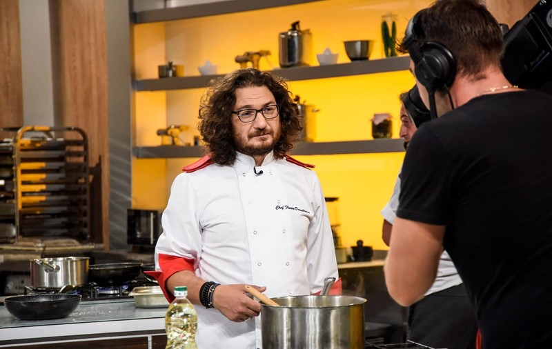 Chef Florin Dumitrescu, de nerecunoscut după ce a renunțat la podoaba capilară. "Cine-i în poză?"