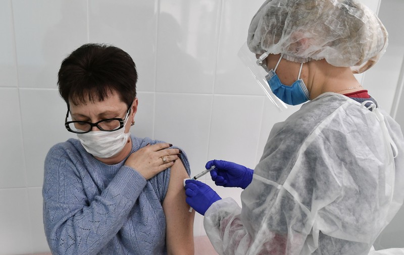 Rusia a vaccinat peste 800.000 de oameni împotriva COVID-19 cu Sputnik V. Cei imunizați primesc certificate