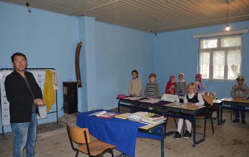 VIDEO REPORTAJ| Condiții de neimaginat pentru elevii unei școli din Vaslui. "Împart" cu șoarecii cornul de la Guvern și aleargă prin curte ca să se "dezmorțească" de frig