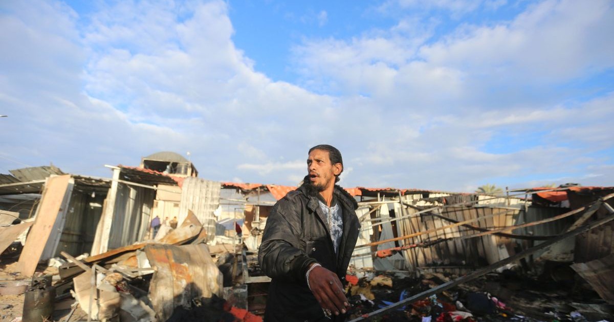 Palestinian printre ruine, în urma unui atac israelian