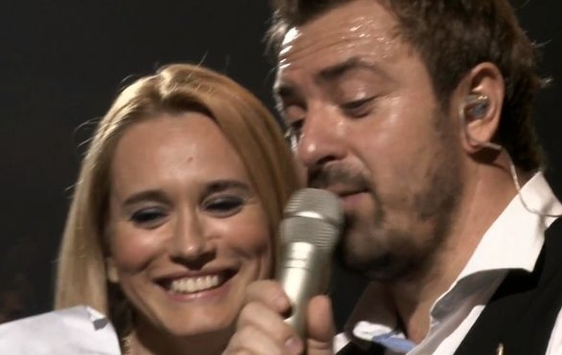 Andreea Esca, AȘA CUM NU AI MAI VĂZUT-O! Știrista a CÂNTAT cu Horia Brenciu la Sala Palatului! Ce zici, are voce?| VIDEO
