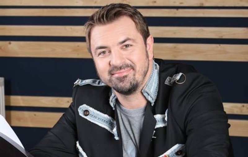 Horia Brenciu, într-o situație PENIBILĂ! Vezi ce a pățit pe scenă, în timpul unor filmări! FOTO ÎN ARTICOL