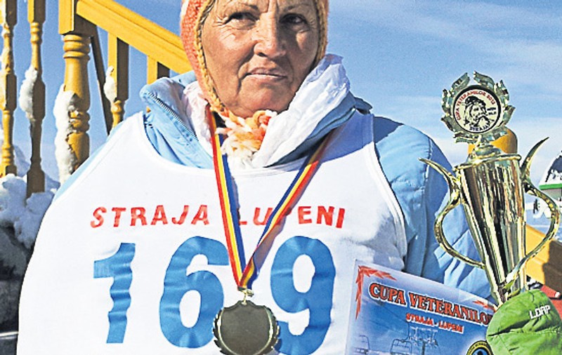 O veterană a câştigat concursul de schi cu mâna ruptă