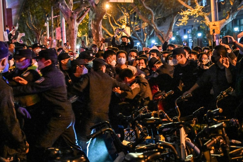 Ciocniri între poliție și protestatari în Shanghai | Foto: Profimedia
