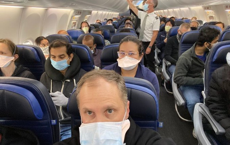 Riscul de a te infecta cu COVID-19 într-un avion este mai mic decât crezi, spun oamenii de știință