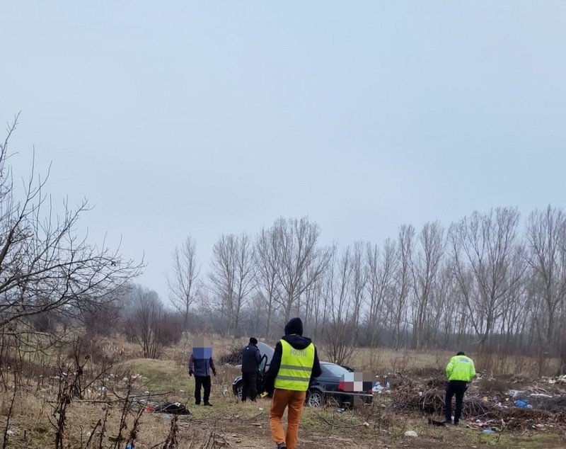 Un tânăr din Vrancea, care conducea fără permis o mașină neînmatricualtă, și-a abandonat autoturismul și a fugit de polițiști