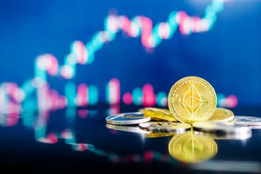 Desi există și alte blockchain-uri care au proprietatea de a implementa NFT-uri, Etherum este primul care le-a popularizat la nivel mondial.