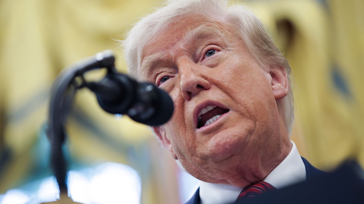 Donald Trump surprins în timp ce vorbește la microfon