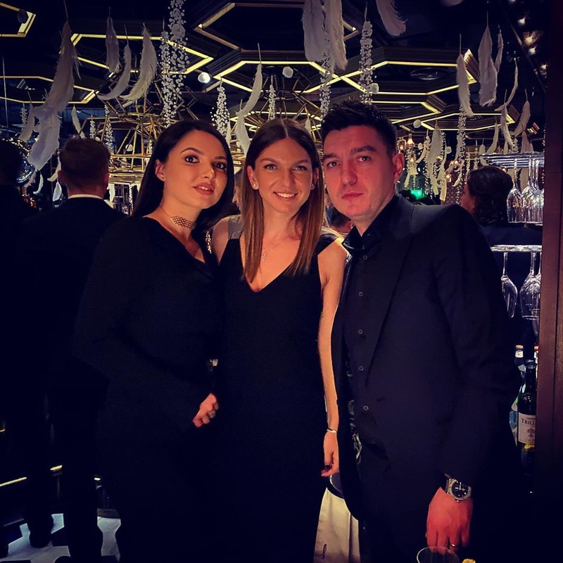 Simona Halep, încadrată de fratele ei, Nicolae, și de soția acestuia, Luminița FOTO: instagram/simonahalep