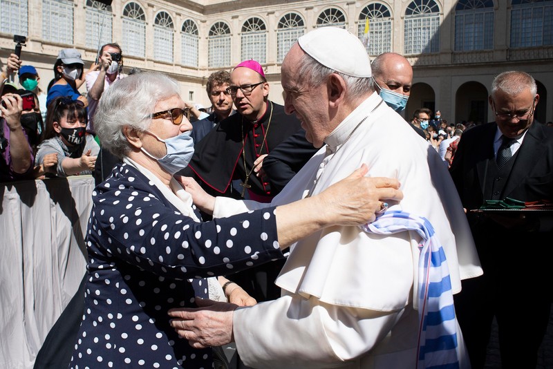Lidia Maksymowicz și Papa Francisc la Vatican. Foto: EPA