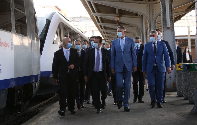 Klaus Iohannis a testat trenul care leagă Aeroportul Otopeni de Bucureşti: Este singura linie nouă construită în ultimii 36 de ani