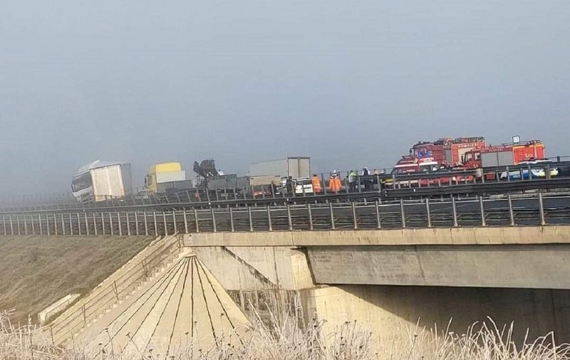 Accident cu 11 mașini și 6 victime, pe Autostrada Transilvania: două TIR-uri, o camionetă și opt autoturisme