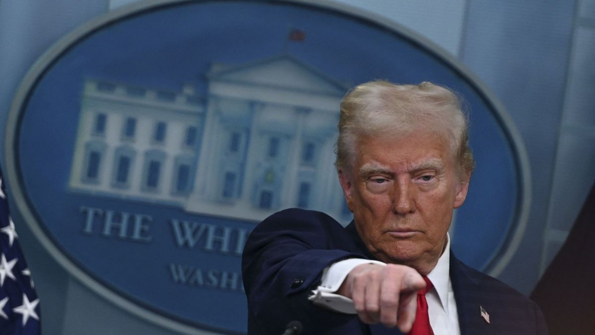 Donald Trump arată cu degetul în cadrul unei conferințe de presă susțină pe 30 ianuarie 2025